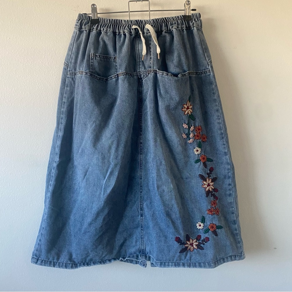 Maxi denim skirt with floral embroidery